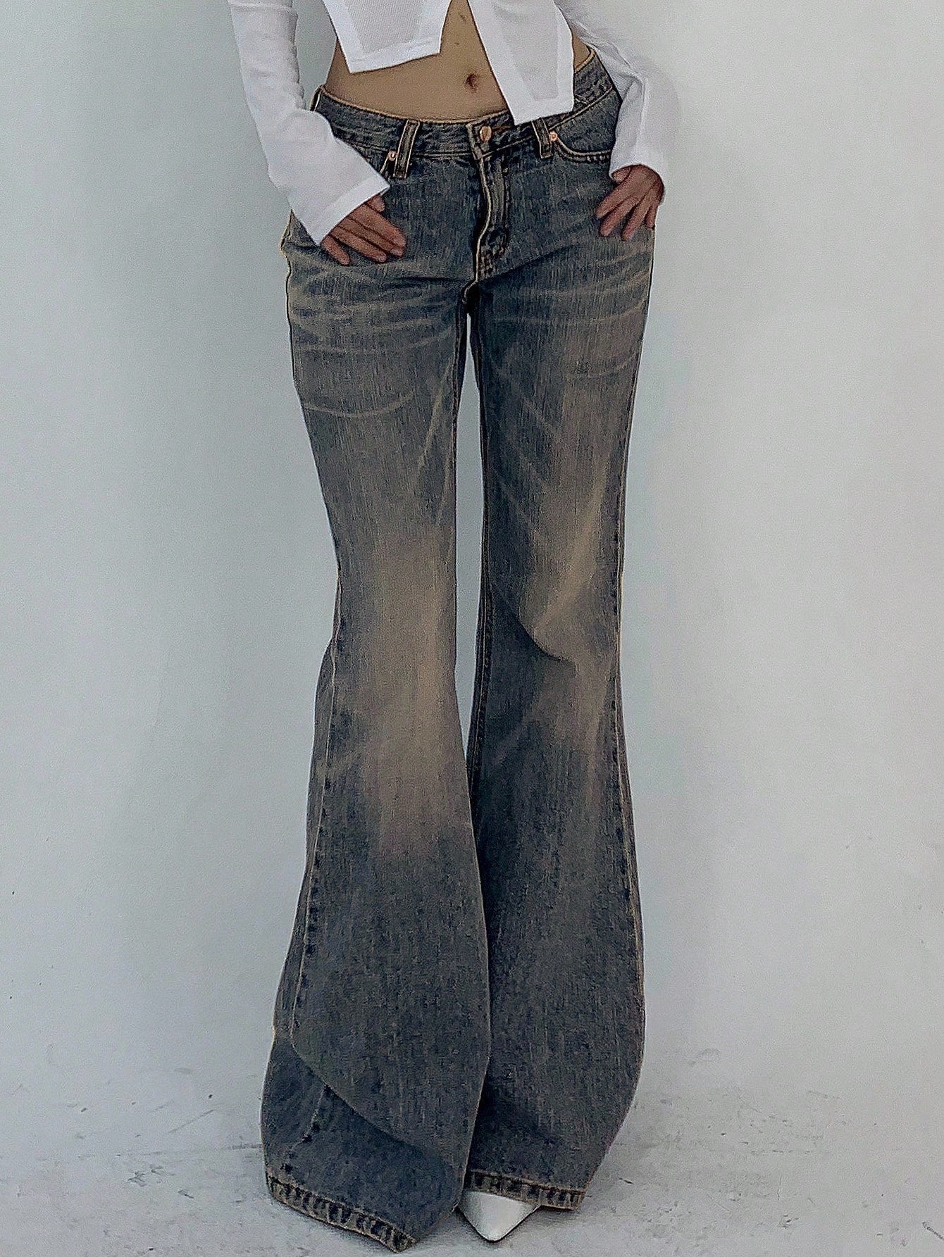 DAZY Women'S Front Button Pocket Simple Casual Flare Leg Jeans Low Rise Jeans