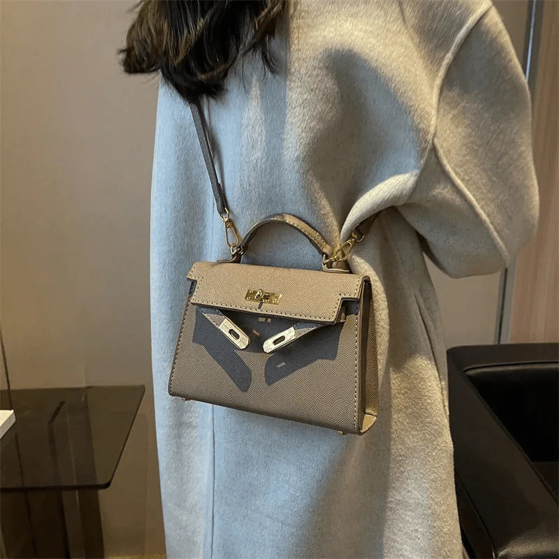 Sac À Main En Cuir Beige Avec Bandoulière Et Poignée