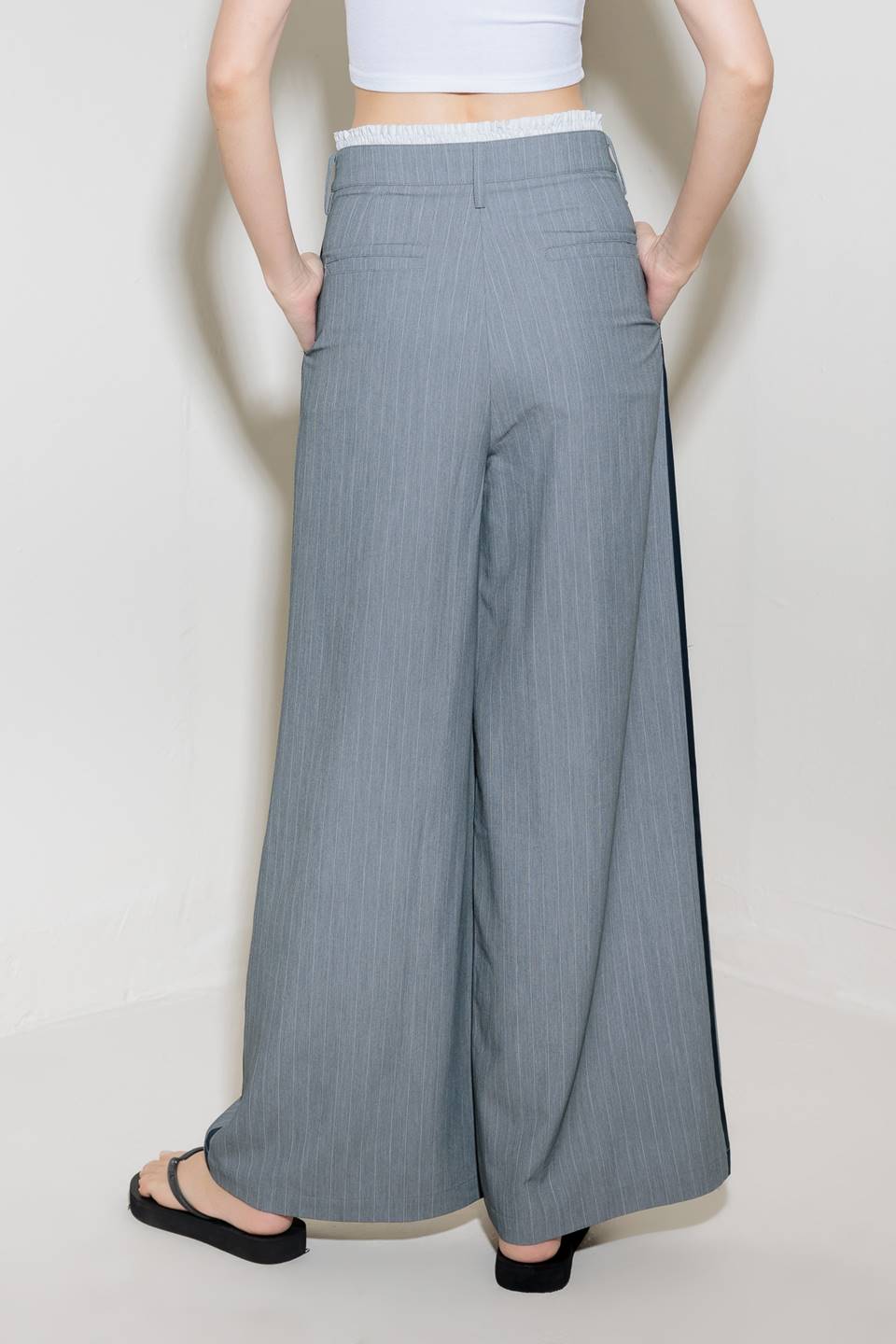 SMILE BRIGHT IN GREY WOVEN PANTS