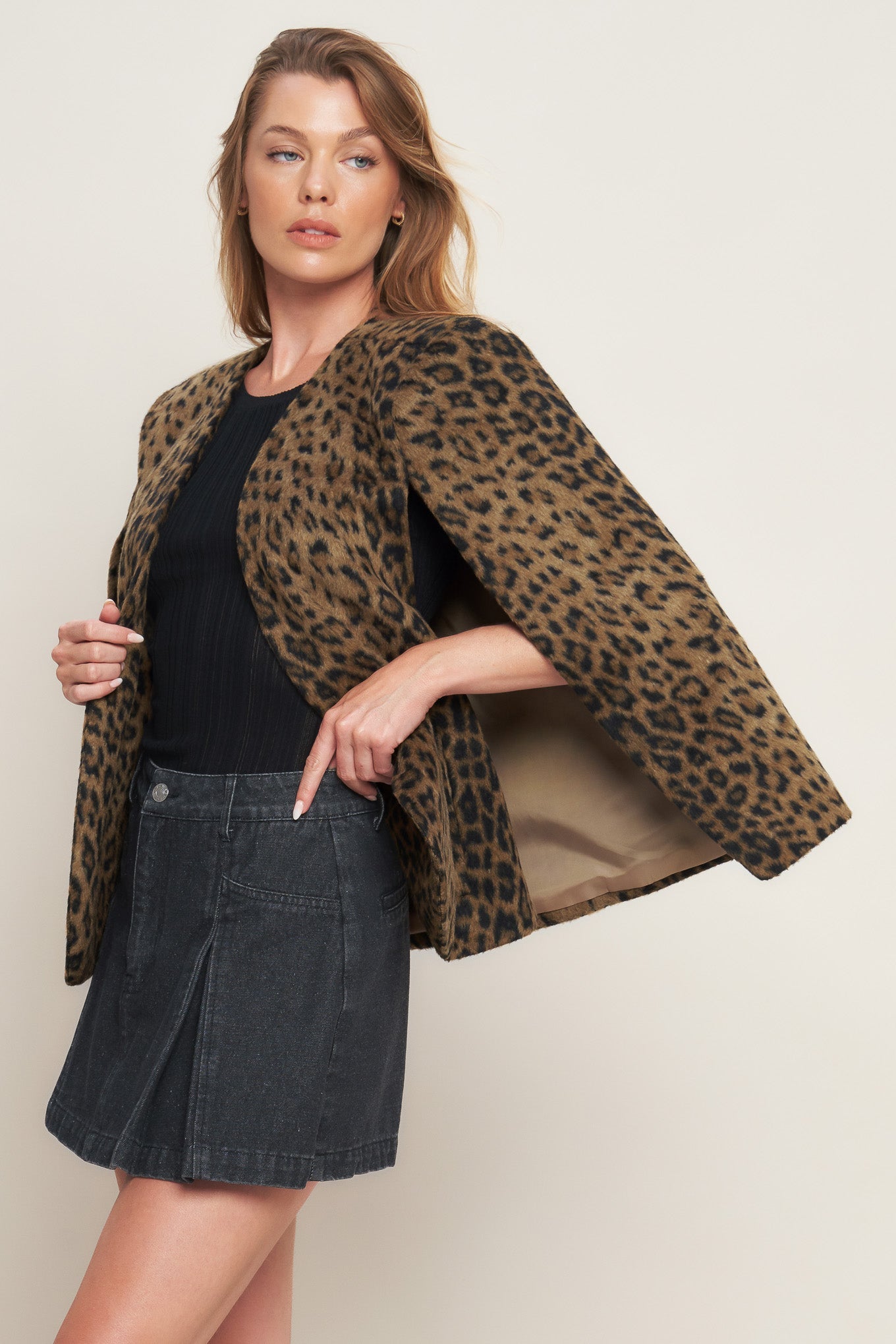 SAVAGE SOPHISTIQUE WOVEN CAPELET
