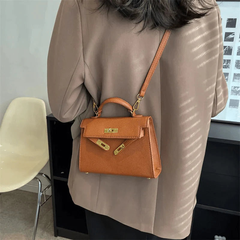 Sac À Main En Cuir Beige Avec Bandoulière Et Poignée